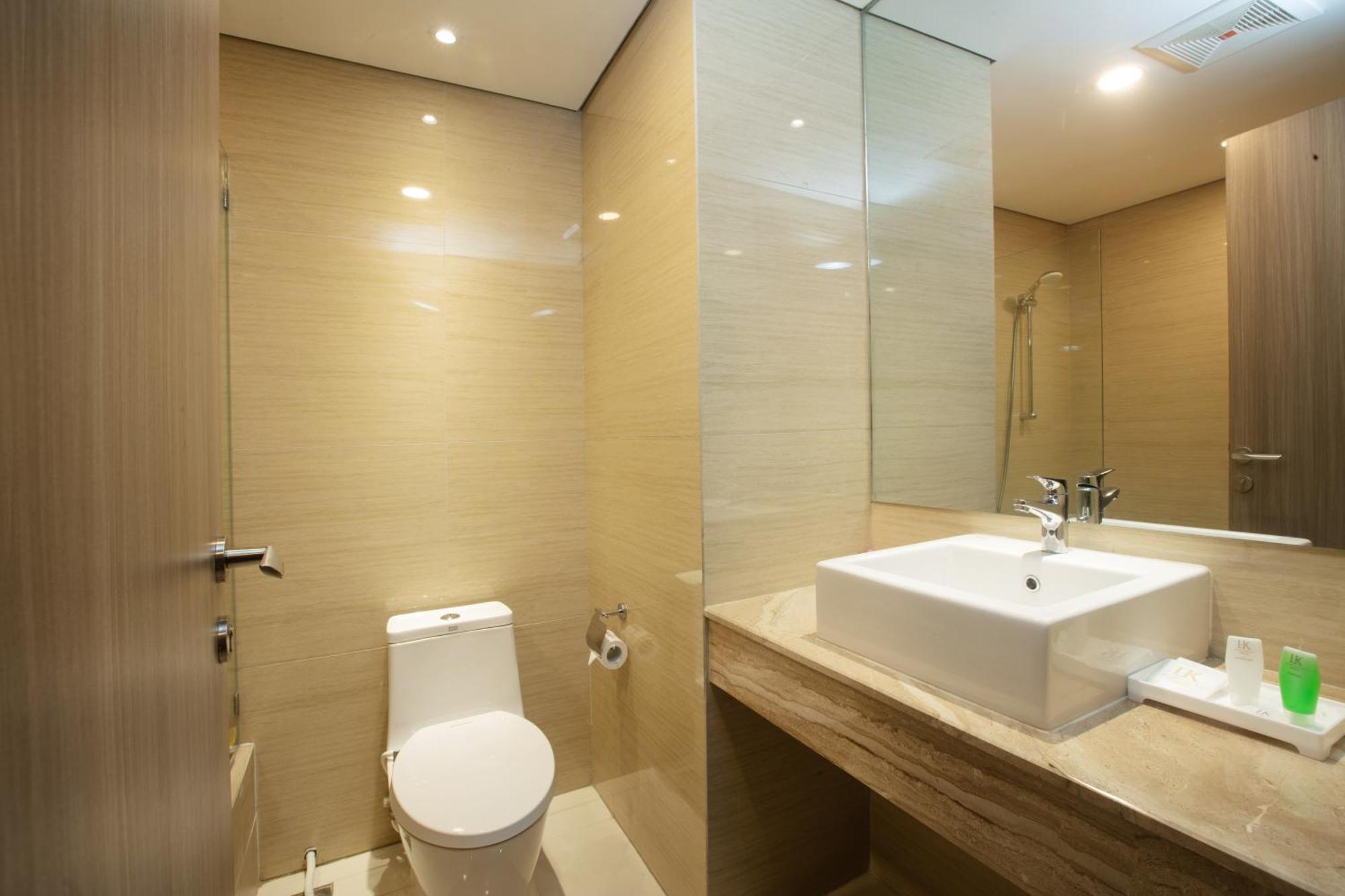 Louis Kienne Cikarang Hotel & Service Apartment Бекаси Экстерьер фото