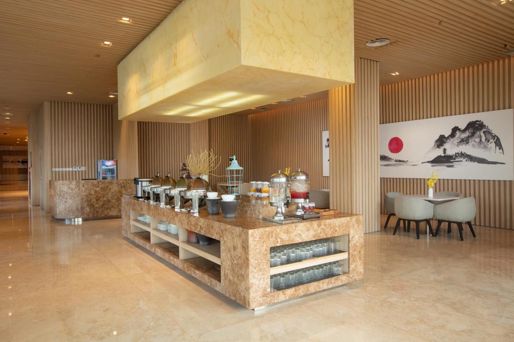 Louis Kienne Cikarang Hotel & Service Apartment Бекаси Экстерьер фото
